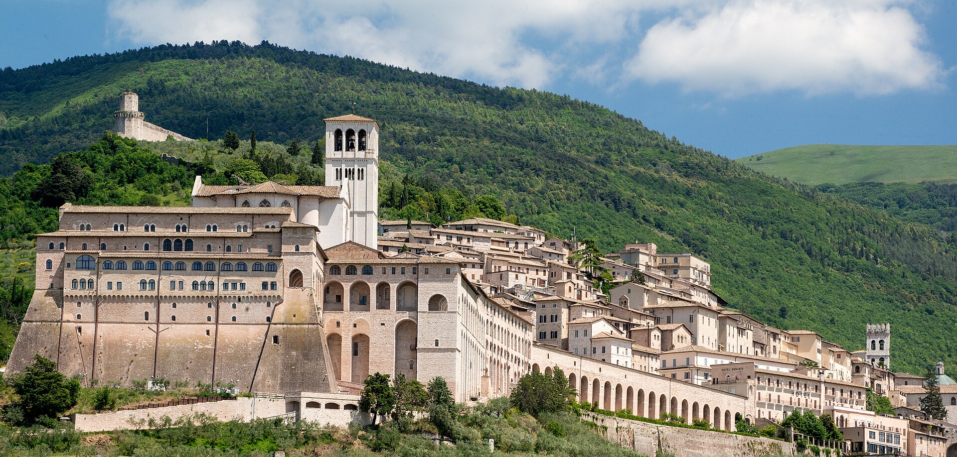 1920px-Basilika,_Assisi_Italia